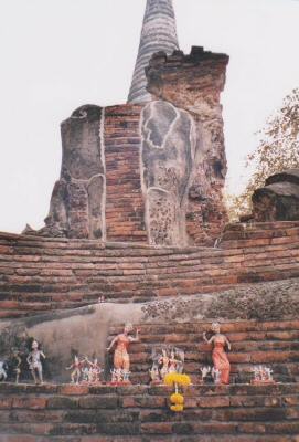 Fortbestehendes Heiligtum in Ayutthaya